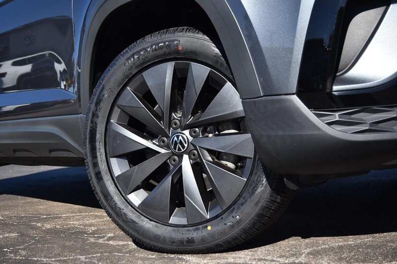 Volkswagen Taos Vehicle Full-screen Gallery Image 3