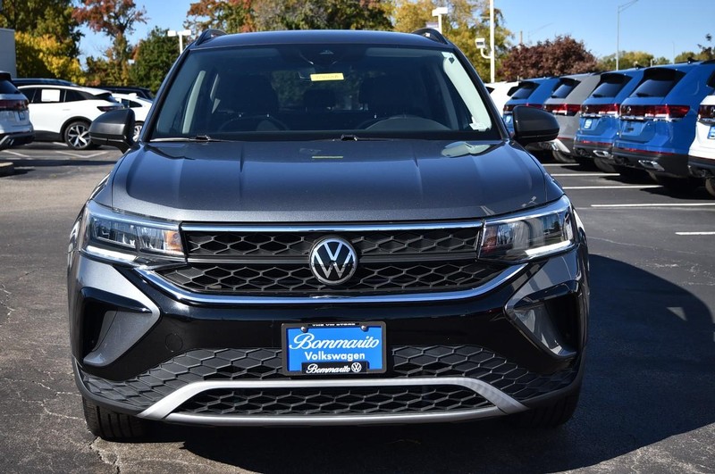 Volkswagen Taos Vehicle Full-screen Gallery Image 4