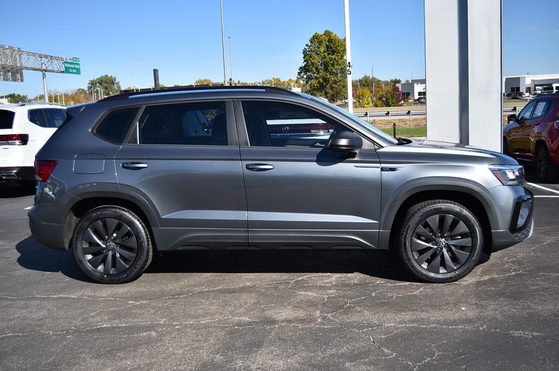 Volkswagen Taos Vehicle Full-screen Gallery Image 5