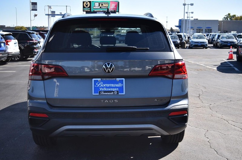 Volkswagen Taos Vehicle Full-screen Gallery Image 6
