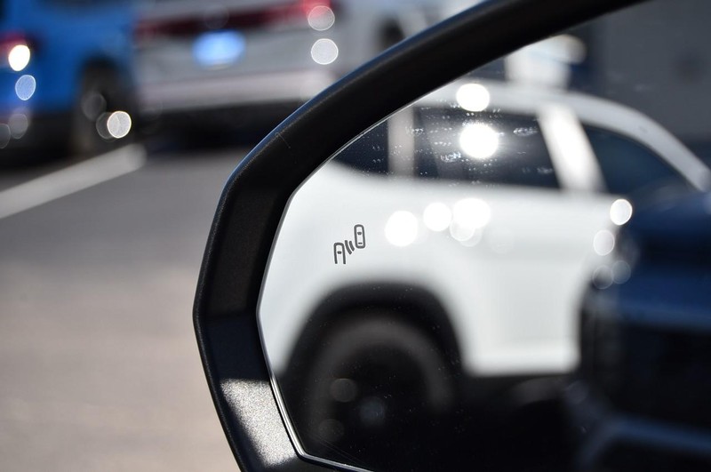 Volkswagen Taos Vehicle Full-screen Gallery Image 9