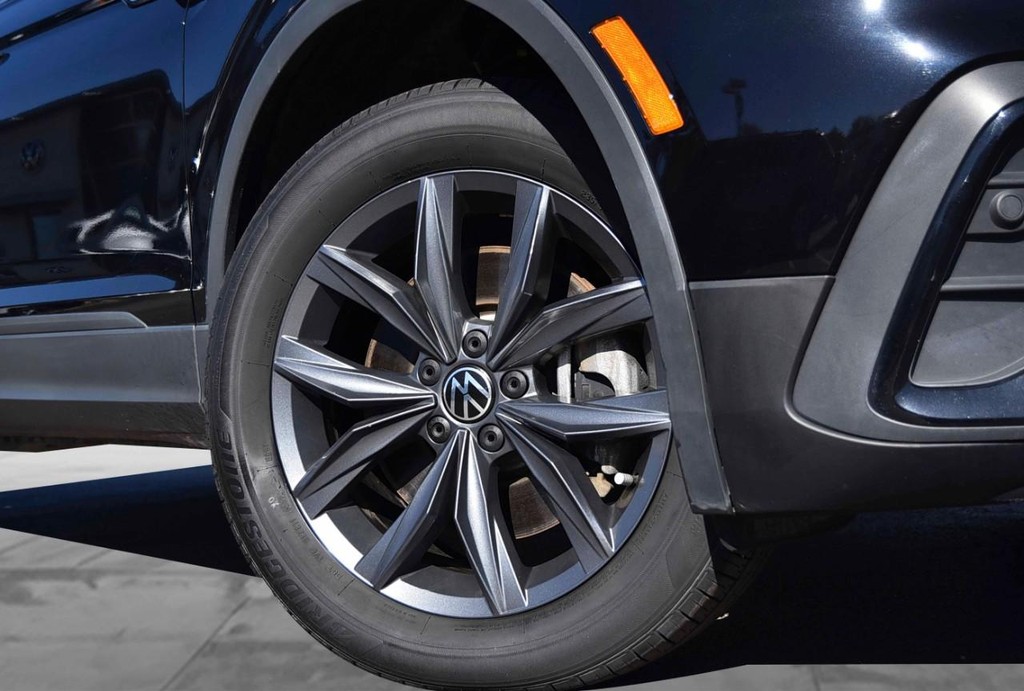 Volkswagen Tiguan Vehicle Full-screen Gallery Image 3