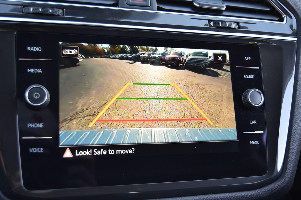 Volkswagen Tiguan Vehicle Full-screen Gallery Image 12