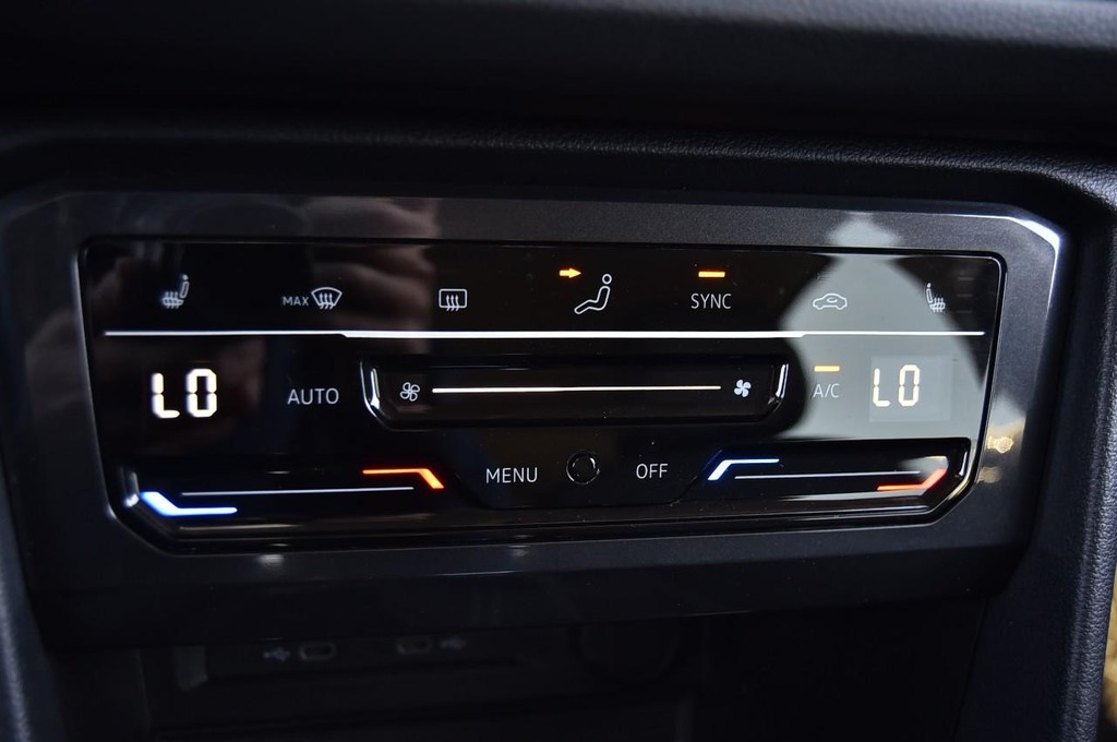 Volkswagen Tiguan Vehicle Full-screen Gallery Image 14