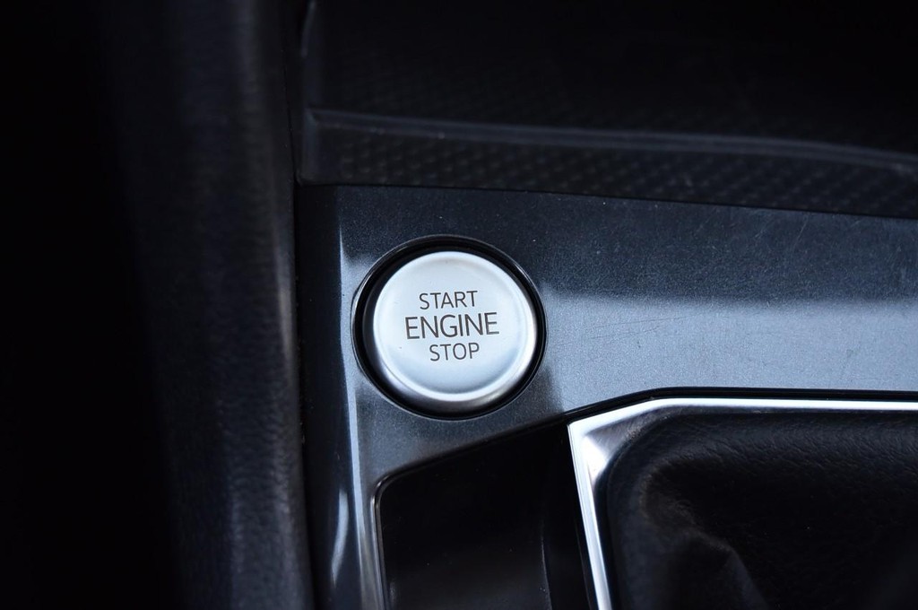 Volkswagen Tiguan Vehicle Full-screen Gallery Image 16