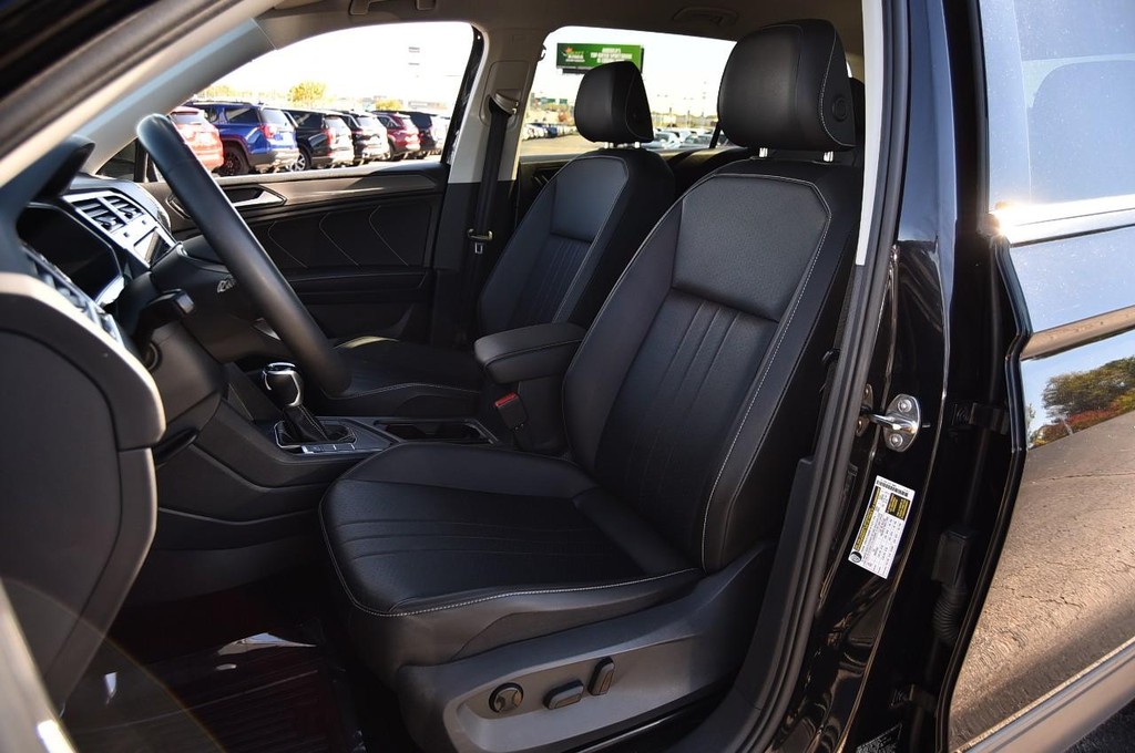 Volkswagen Tiguan Vehicle Full-screen Gallery Image 18