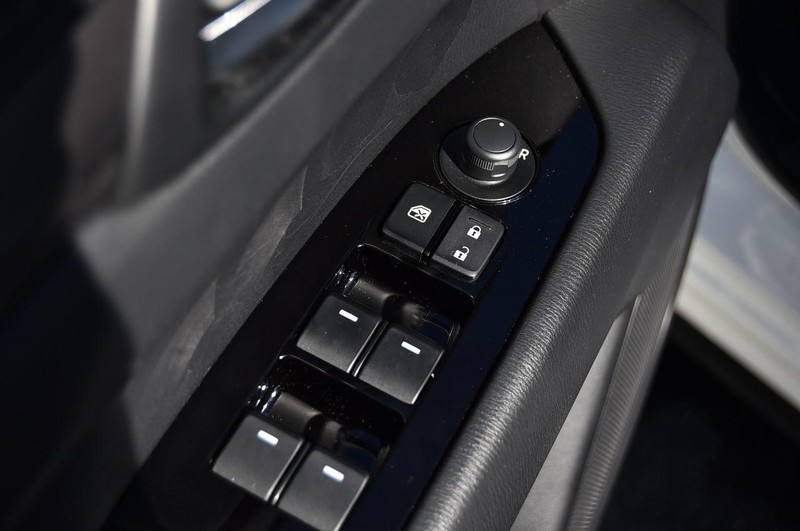 Mazda CX-5 Vehicle Full-screen Gallery Image 08