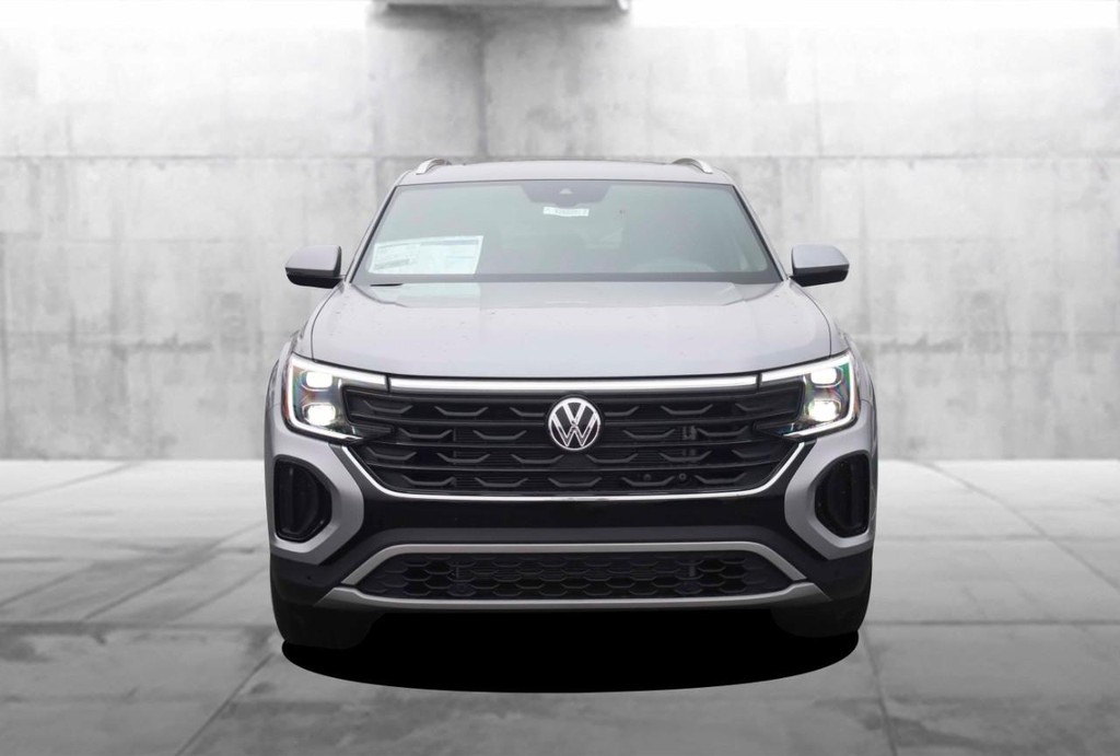 Volkswagen Atlas Cross Sport Vehicle Full-screen Gallery Image 4