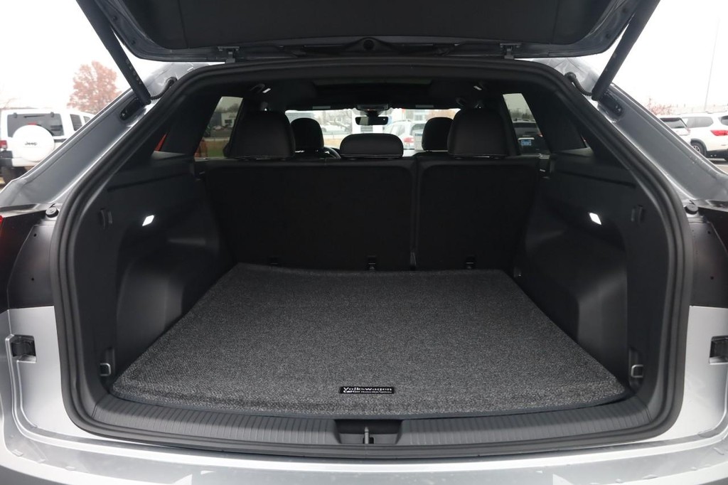 Volkswagen Atlas Cross Sport Vehicle Full-screen Gallery Image 7