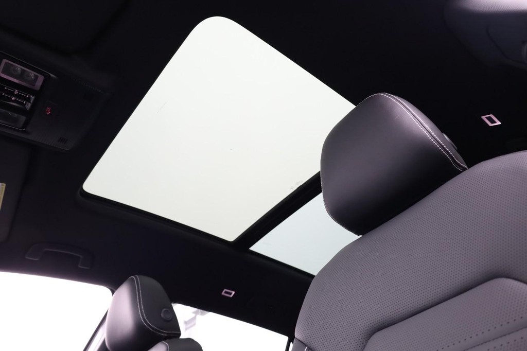 Volkswagen Atlas Cross Sport Vehicle Full-screen Gallery Image 9