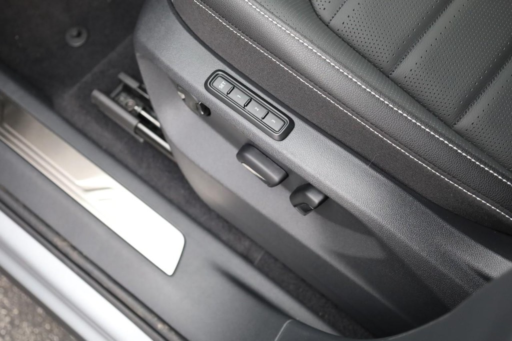 Volkswagen Atlas Cross Sport Vehicle Full-screen Gallery Image 11