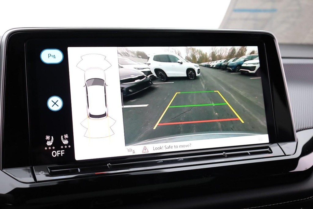 Volkswagen Atlas Cross Sport Vehicle Full-screen Gallery Image 15