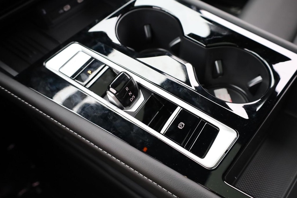 Volkswagen Atlas Cross Sport Vehicle Full-screen Gallery Image 18