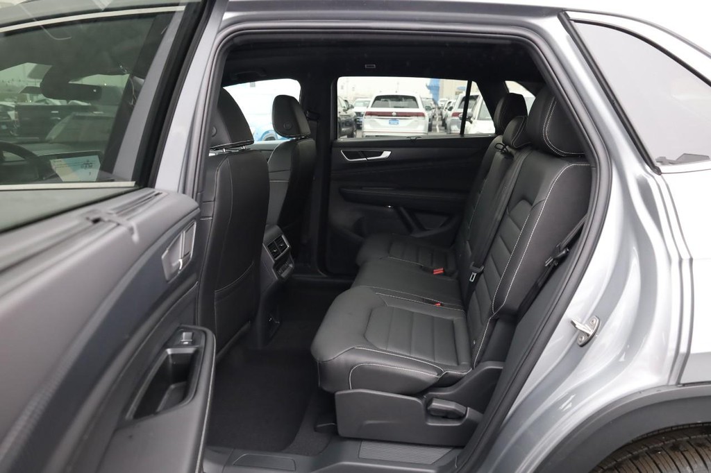 Volkswagen Atlas Cross Sport Vehicle Full-screen Gallery Image 23