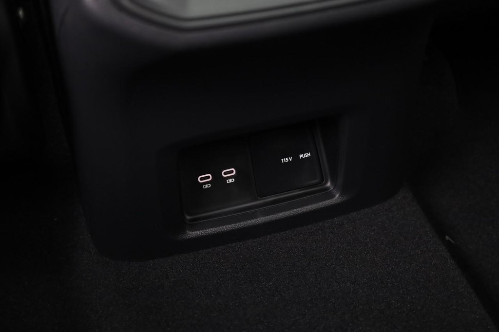 Volkswagen Atlas Cross Sport Vehicle Full-screen Gallery Image 24