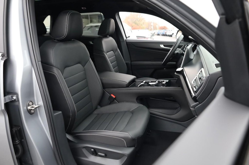 Volkswagen Atlas Cross Sport Vehicle Full-screen Gallery Image 28