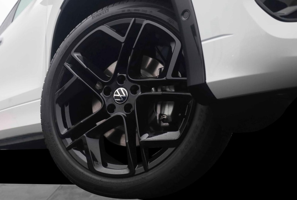 Volkswagen Tiguan Vehicle Full-screen Gallery Image 3