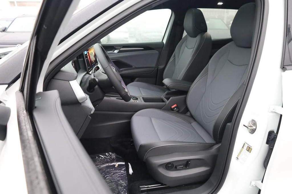 Volkswagen Tiguan Vehicle Full-screen Gallery Image 8