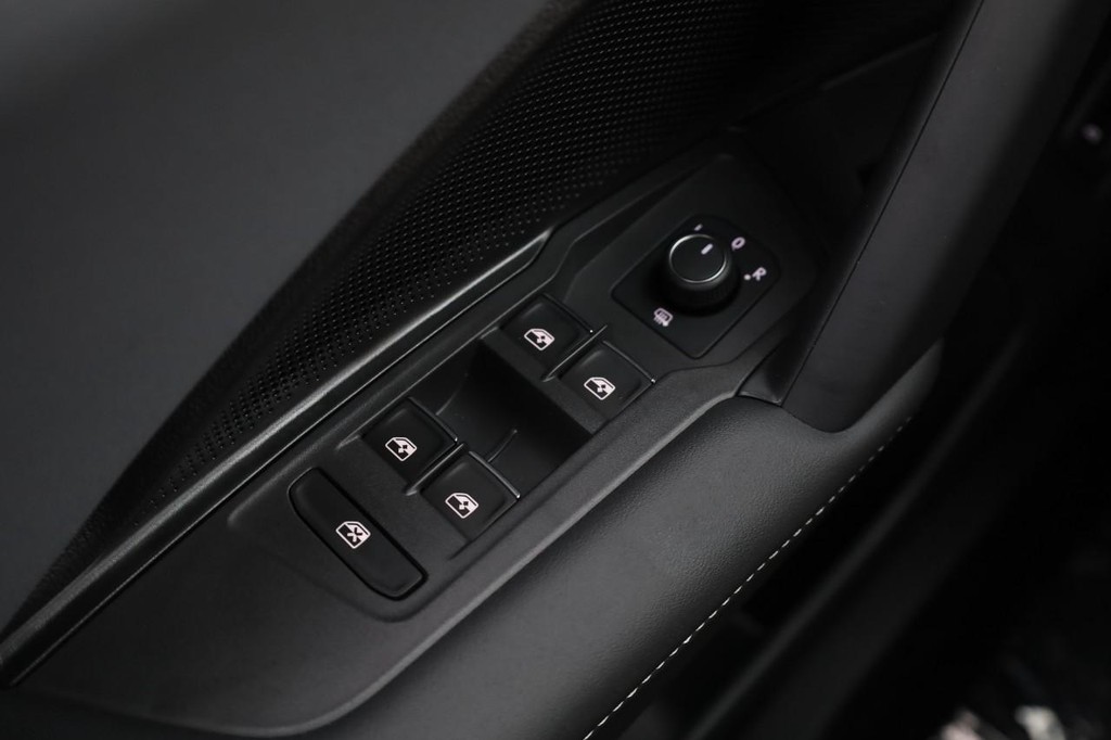 Volkswagen Tiguan Vehicle Full-screen Gallery Image 19