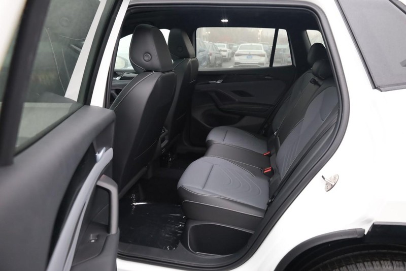 Volkswagen Tiguan Vehicle Image 21