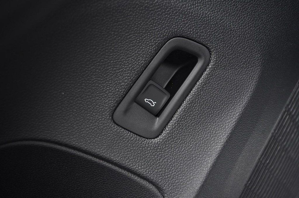 Volkswagen Atlas Cross Sport Vehicle Full-screen Gallery Image 9