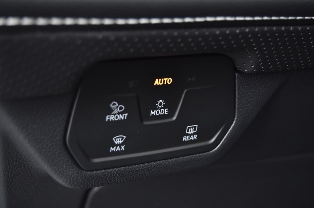 Volkswagen Atlas Cross Sport Vehicle Full-screen Gallery Image 11