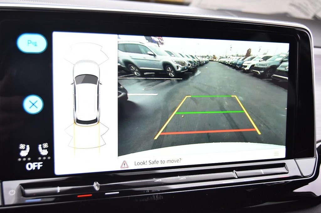 Volkswagen Atlas Cross Sport Vehicle Full-screen Gallery Image 13