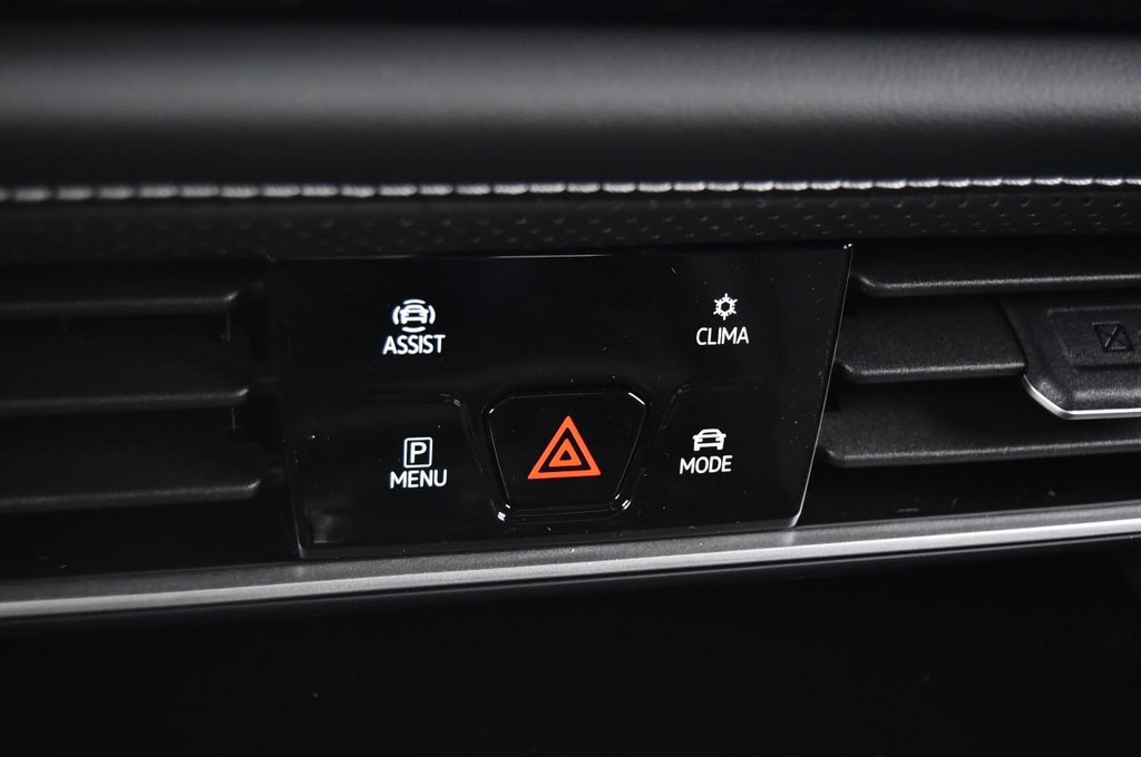 Volkswagen Atlas Cross Sport Vehicle Full-screen Gallery Image 15