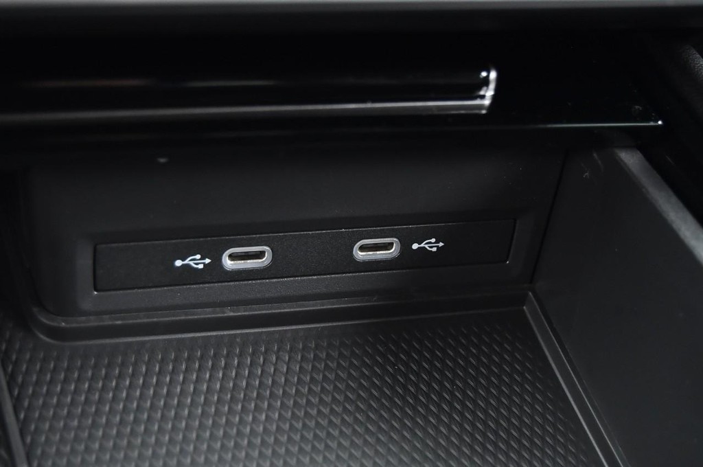 Volkswagen Atlas Cross Sport Vehicle Full-screen Gallery Image 16