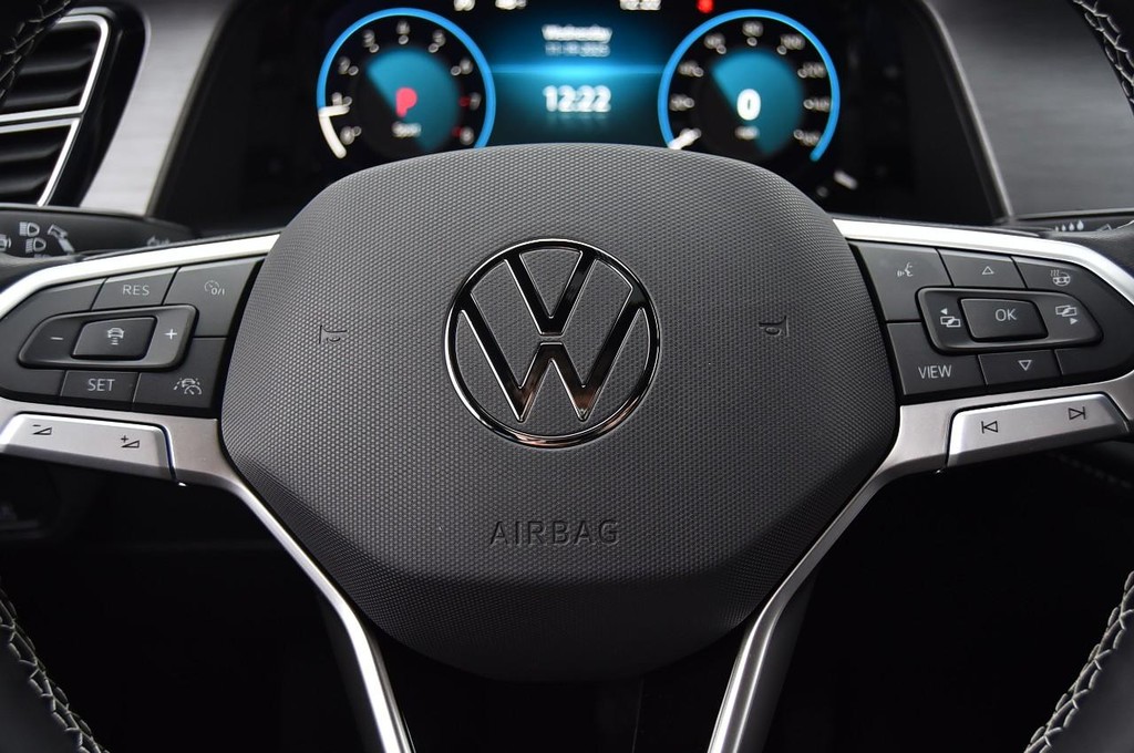 Volkswagen Atlas Cross Sport Vehicle Full-screen Gallery Image 18