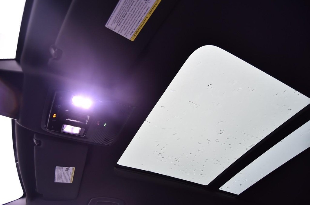 Volkswagen Atlas Cross Sport Vehicle Full-screen Gallery Image 21