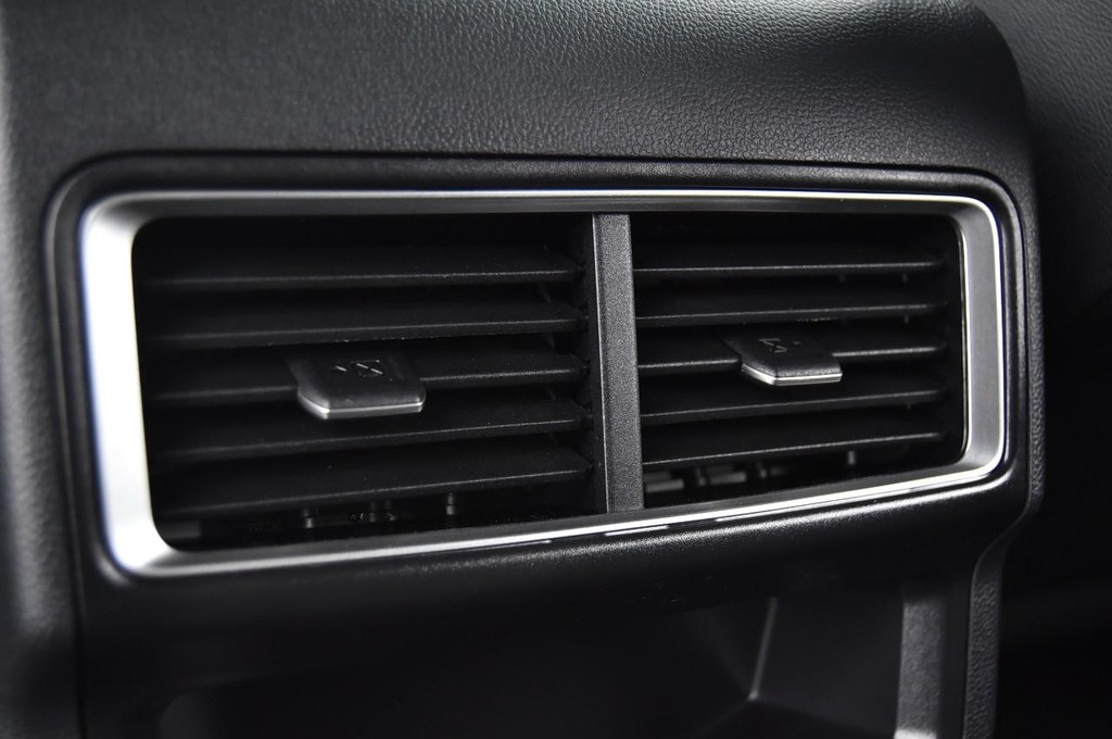 Volkswagen Atlas Cross Sport Vehicle Full-screen Gallery Image 23