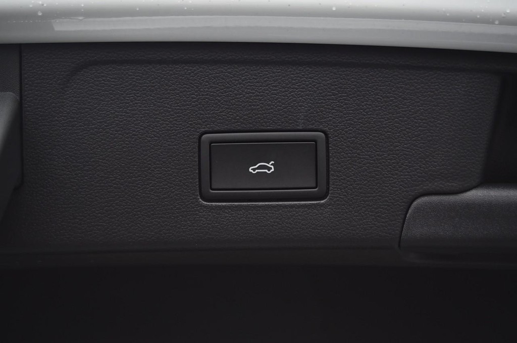 Volkswagen Atlas Cross Sport Vehicle Full-screen Gallery Image 26