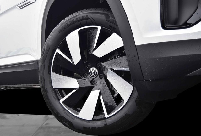 Volkswagen Atlas Cross Sport Vehicle Image 03