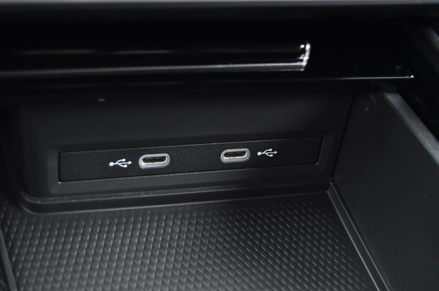 Volkswagen Atlas Cross Sport Vehicle Image 16