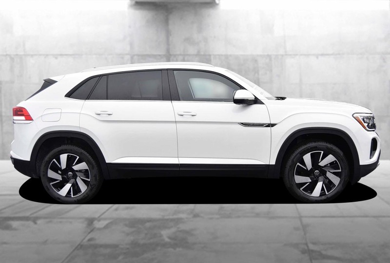 Volkswagen Atlas Cross Sport Vehicle Full-screen Gallery Image 5