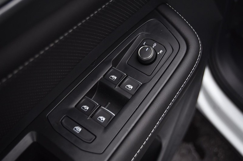 Volkswagen Atlas Cross Sport Vehicle Full-screen Gallery Image 8