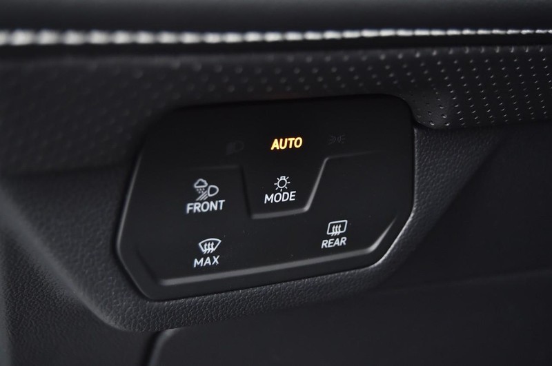 Volkswagen Atlas Cross Sport Vehicle Full-screen Gallery Image 11