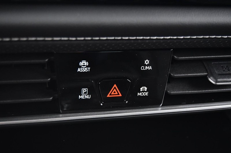 Volkswagen Atlas Cross Sport Vehicle Full-screen Gallery Image 15