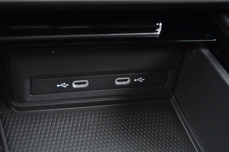 Volkswagen Atlas Cross Sport Vehicle Full-screen Gallery Image 16