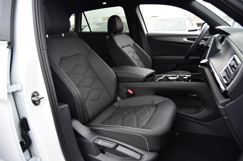 Volkswagen Atlas Cross Sport Vehicle Full-screen Gallery Image 20