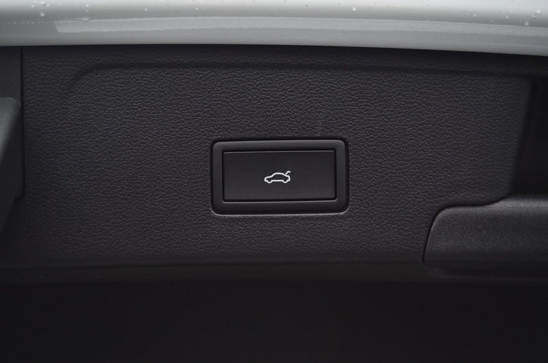 Volkswagen Atlas Cross Sport Vehicle Full-screen Gallery Image 26