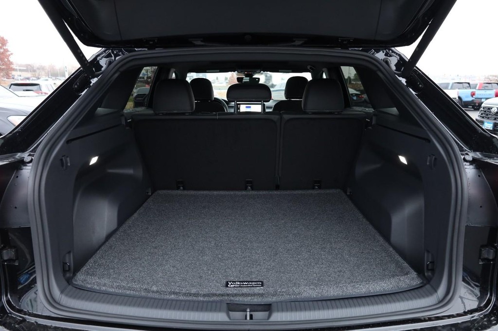 Volkswagen Atlas Cross Sport Vehicle Full-screen Gallery Image 7