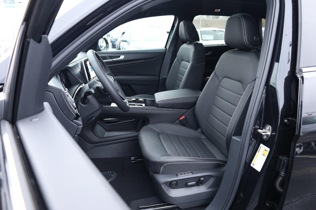 Volkswagen Atlas Cross Sport Vehicle Full-screen Gallery Image 8