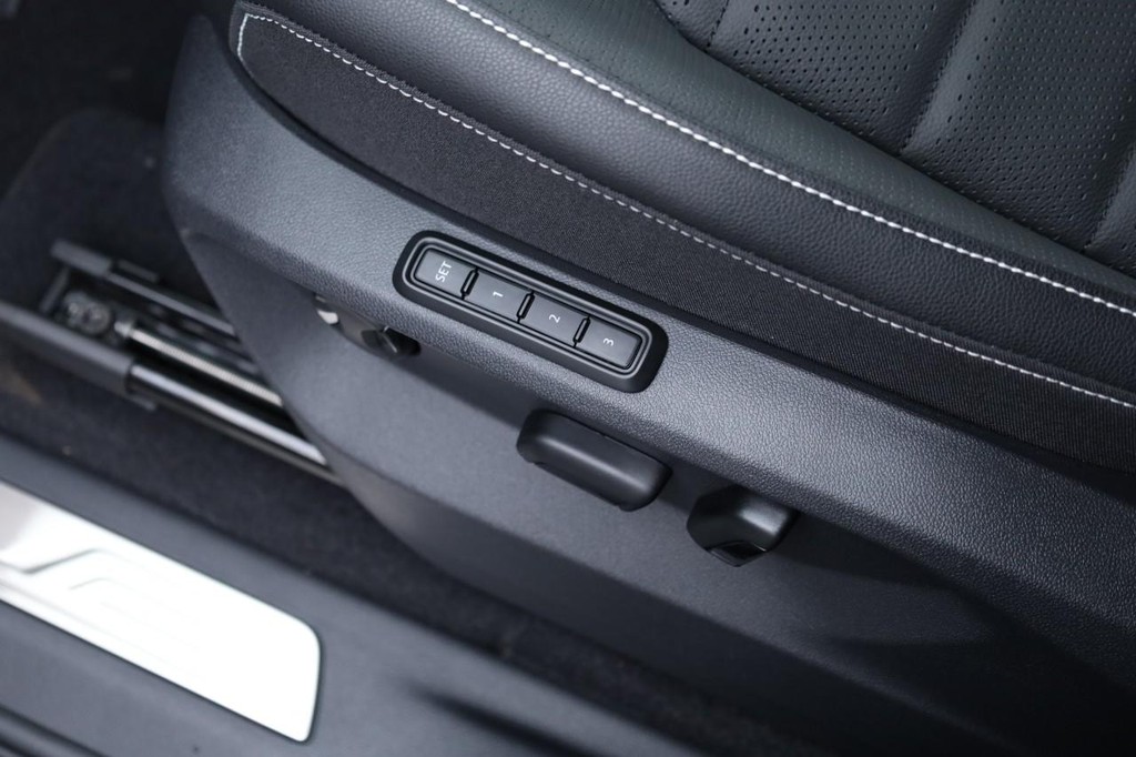 Volkswagen Atlas Cross Sport Vehicle Full-screen Gallery Image 9