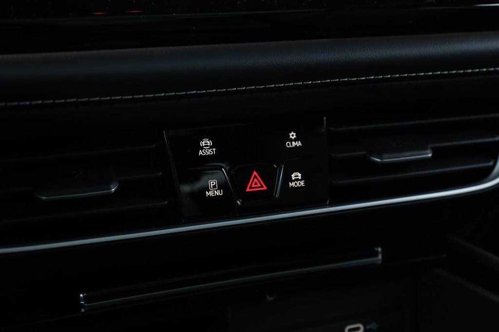 Volkswagen Atlas Cross Sport Vehicle Full-screen Gallery Image 16