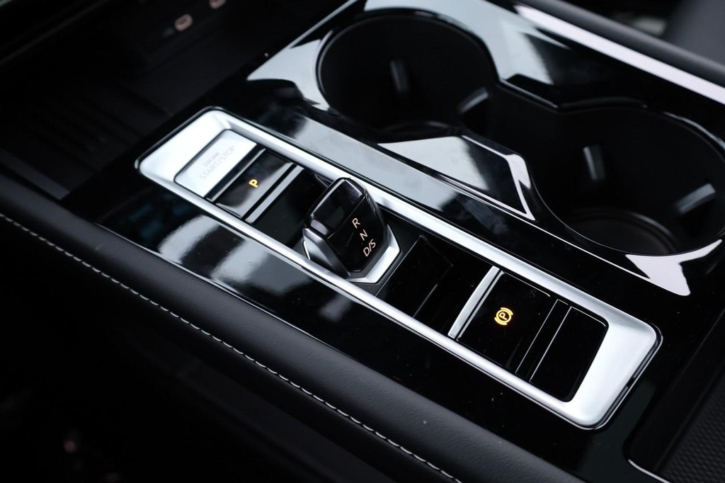 Volkswagen Atlas Cross Sport Vehicle Full-screen Gallery Image 18