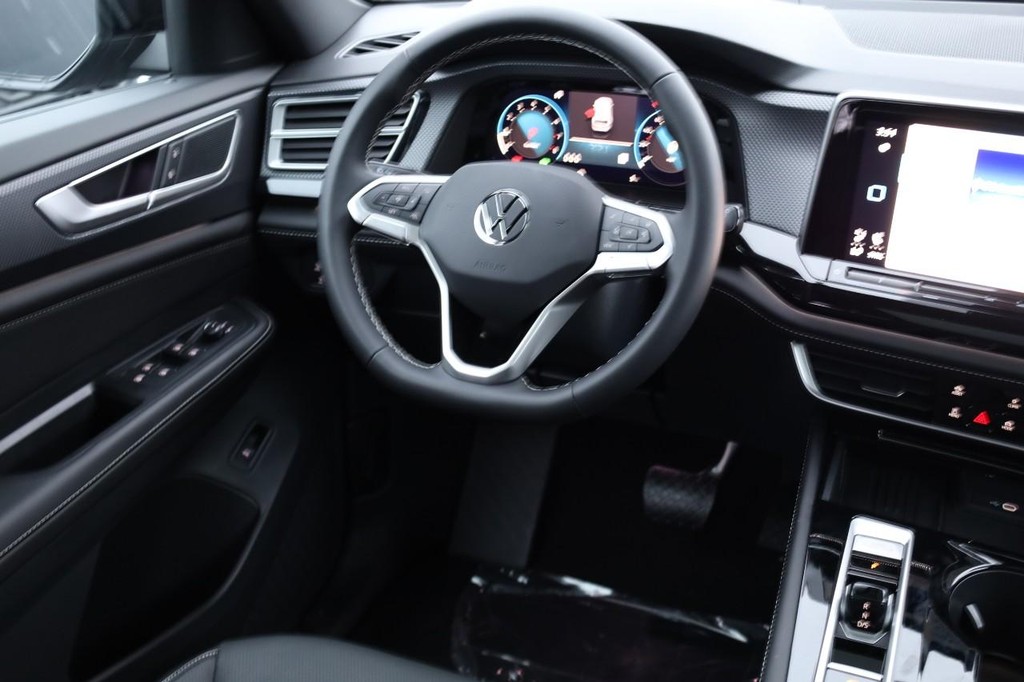 Volkswagen Atlas Cross Sport Vehicle Full-screen Gallery Image 26