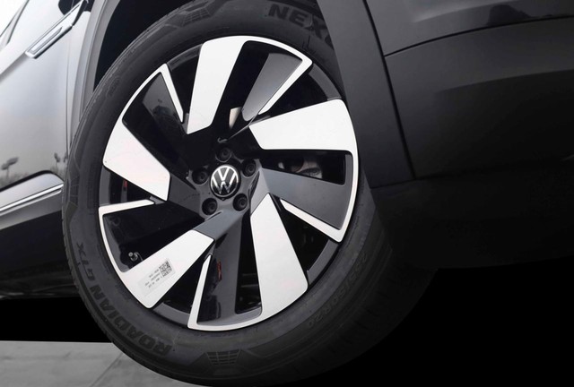 Volkswagen Atlas Cross Sport Vehicle Image 03