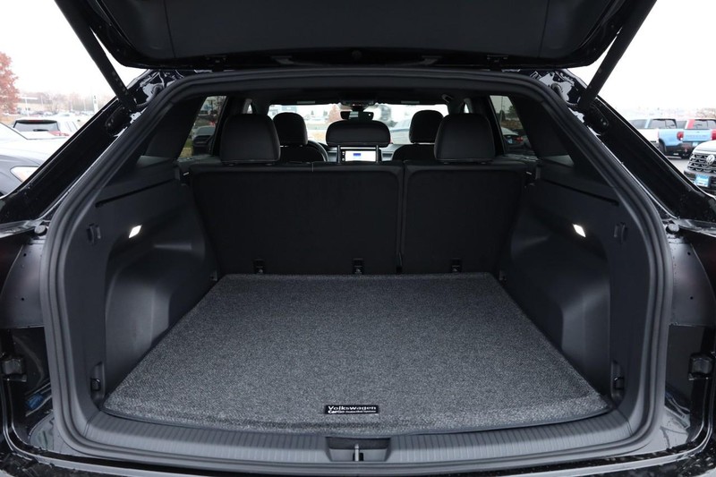 Volkswagen Atlas Cross Sport Vehicle Full-screen Gallery Image 7